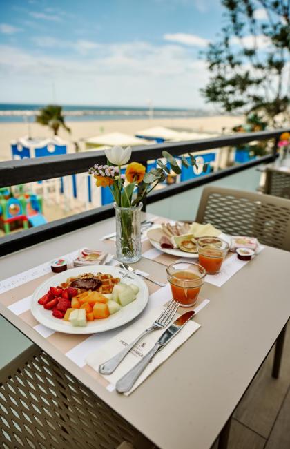 Colazione sulla terrazza con vista mare e frutta fresca.