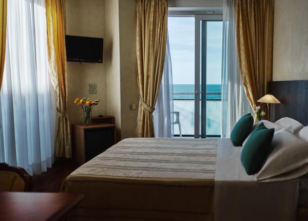hotelnegrescocattolica fr offre-juin-hotel-cattolica-premier-rang-sur-la-mer 003