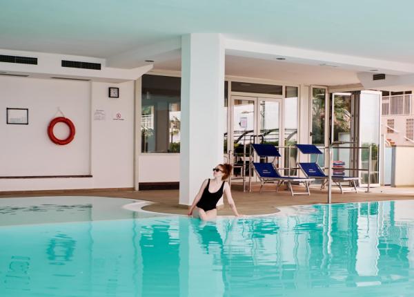 hotelnegrescocattolica en july-offer-4-star-hotel-in-cattolica-with-swimming-pool 003